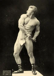 Eugen Sandow drar sitt svärd i klassisk antik grekisk-romersk pose, ca 1894